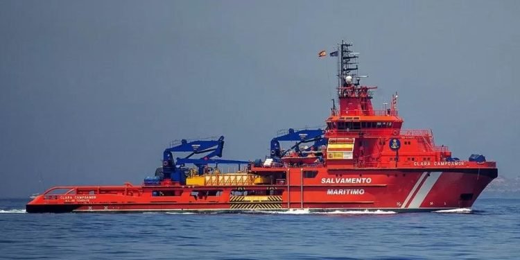 Rescuers Search for Missing Migrant Boat with 200 People off Canary Islands