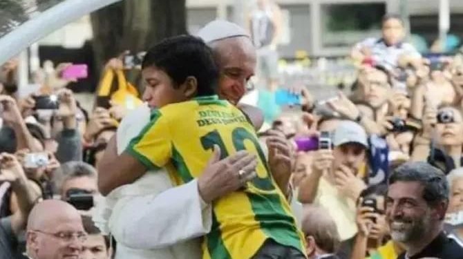 Boy who got past security barrier to embrace Pope Francis at WYD 2013 is now a seminarian