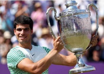 Alcaraz wins Queen’s, returns to world number one