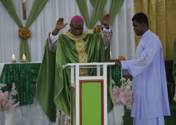  Ochuche Catholic community  commends Archbishop Okeke for assisting them during church building collapse