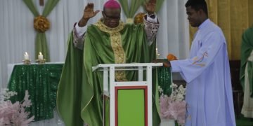  Ochuche Catholic community  commends Archbishop Okeke for assisting them during church building collapse