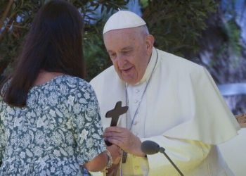 Pope Francis Warns Youth on the Dangers of Virtual World Illusions