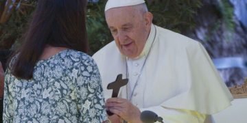 Pope Francis Warns Youth on the Dangers of Virtual World Illusions