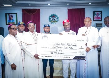 SOLUDO PRESENTS CHEQUE WORTH N1.524 BILLION NAIRA TO ANAMBRA MISSION SCHOOLS TO IMPROVE EDUCATION IN THE STATE