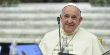 Pope Francis Shares Lunch with Rome’s Underprivileged, Discusses Expectations of the Church