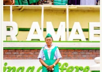 Soludo’s Education Commissioner Prof Chuma-Udeh dresses in school uniform,joins alma mater in morning assembly
