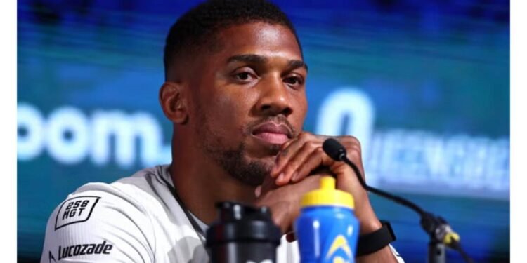 Anthony Joshua threatens to ‘put chair’ across Daniel Dubois’s face in tense interview