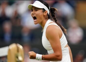 Wimbledon day three: Emma Raducanu wins after accepting Andy Murray offer