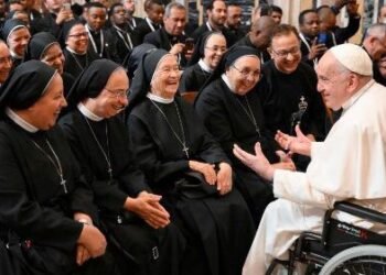 Pope Francis encourages religious to discern and be charitable