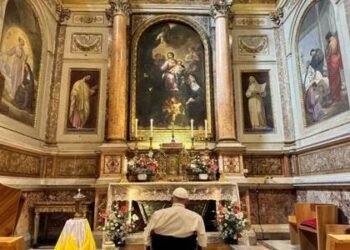 Pope Francis Makes Surprise Visit to St. Monica’s Tomb on Her Feast Day