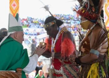 Pope urges Catholics at the peripheries to stay close to God