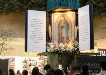 Mexican Catholics Gather in Shopping Mall to Pray Rosary for Our Lady of Guadalupe