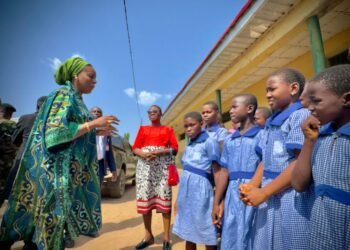 Mrs. Nonye Soludo, wife of Anambra State Governor, Professor Chukwuma Soludo, recently visited the Internally Displaced Persons (IDP) camp at Central Primary School, Odekpe, Ogbaru, accompanied by representatives from the World Health Organization (WHO).