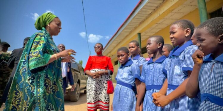 Mrs. Nonye Soludo, wife of Anambra State Governor, Professor Chukwuma Soludo, recently visited the Internally Displaced Persons (IDP) camp at Central Primary School, Odekpe, Ogbaru, accompanied by representatives from the World Health Organization (WHO).