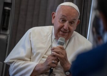 Pope Francis Tells Journalists to Build Communion, “give reasons for hope”