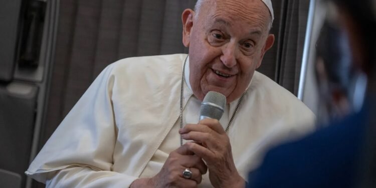 Pope Francis Tells Journalists to Build Communion, “give reasons for hope”
