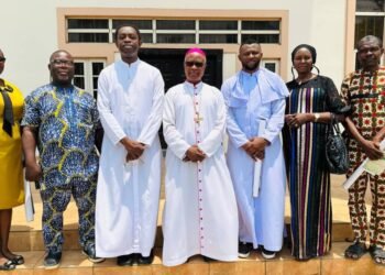 The head teacher Mrs Nkechi Okeke and some executive members of the Parents Teachers Dialogue (PTD)of Our Lady of Fatima,Woliwo Nursery and Primary School