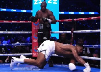 Anthony Joshua can ‘walk in’ to super-fight despite injury setback, says Frank Warren