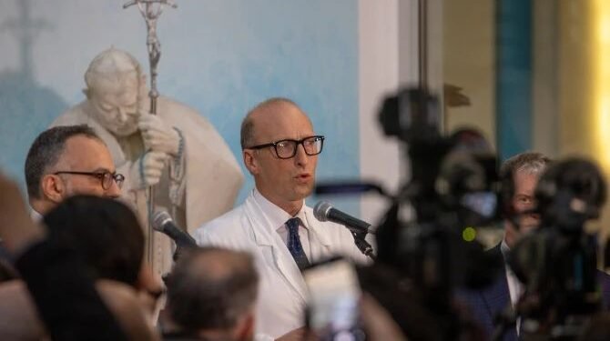 Pope’s Doctor Reveals Near-Death Crisis: ‘We Really Thought We Wouldn’t Make It’