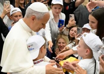Pope to young people: We are all pilgrims and we are always pilgrims