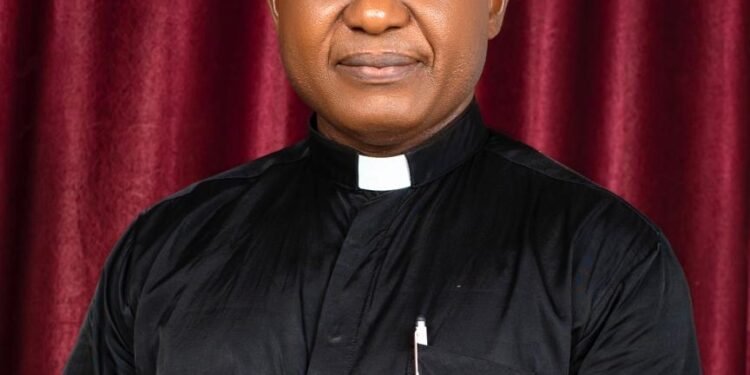 Fr Nwadimkpa commends Old boys of Archbishop Heerey Tech. College Ogidi for erecting a multi-purpose Building