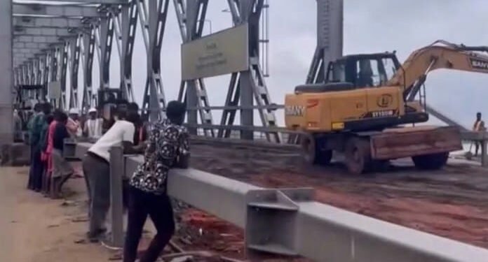 First niger bridge reopening delayed again over rainfall, FG sets September 28